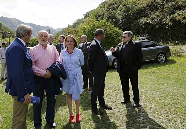 Gabino de Lorenzo, en el centro, charla con Jacobo Cosmen, presidente de ALSA Asturias, y Raquel Casado, jefa provincial de Tráfico. 