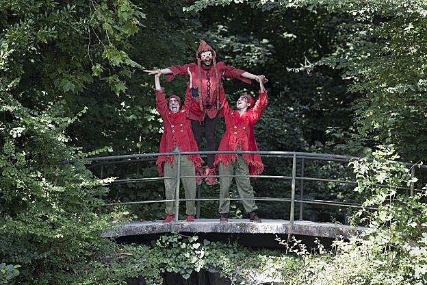 El trasgu y los dos trasnos, en el Botánico. :: DANIEL MORA