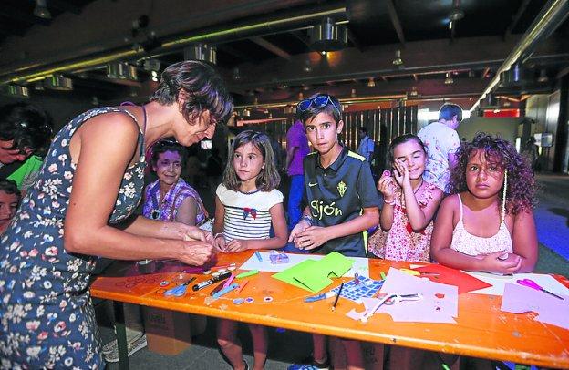 La conductora del taller de chapas, con los niños. 