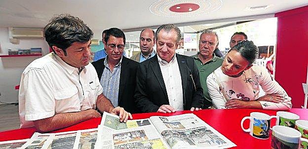 En primer plano, los diputados Armando Fernández Bartolomé, Nicanor García y Diana Sánchez contemplan el 'Diario de la Feria', que les muestra Adrián Ausín (a la izquierda). Detrás, el resto de la comitiva. 