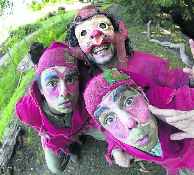 Tragu y trasnos. Traviesos e inquietos saludarán a los paseantes nocturnos del Botánico a su entrada y les acompañarán durante todo el recorrido. 