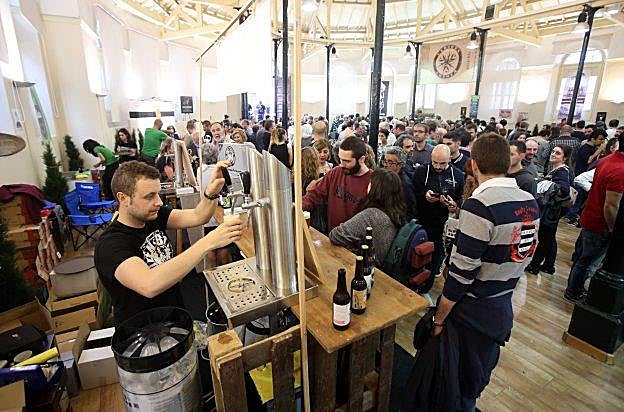 Una imagen del salón de la cerveza. 