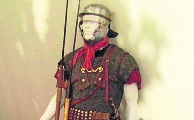 A la izquierda, una balista romana. Sobre estas líneas, uniforme romano.