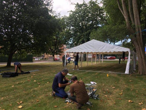 Los vecinos de Vega, durante la instalación de las carpas. 