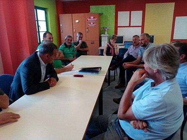 El consejero Fernando Lastra, en la reunión con las alcaldes. 