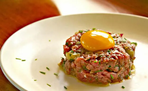 Tartar de buey asturiano con helado de mostaza