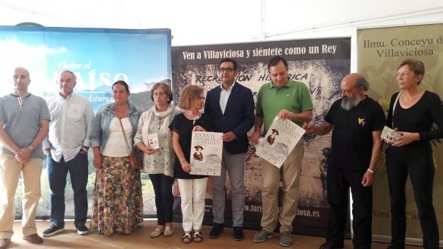 El director de Turismo, Julio González, junto al alcalde de Villaviciosa y representantes de las asociaciones que forman parte el desembarco. 