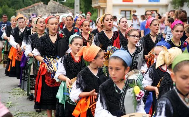 Las aldeanas, a la salida del palacio para retirar el ramo y camino de la iglesia parroquial. 