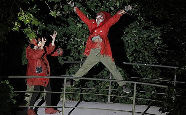 Los trasgos reciben a los visitantes en su paseo por el Jardín Botánico.