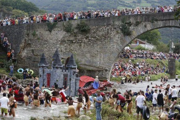 El público abarrotó las orillas del río, sobre todo en la zona de salida, en Puente de Arco. 