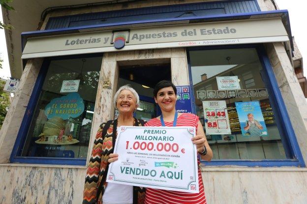 Alicia Rico y Rocío Menéndez, responsables de la administración de loterías. 