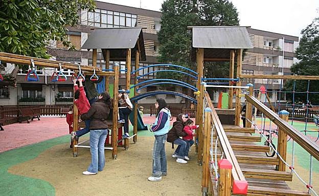 Llanes contratará a una empresa para el mantenimiento de los edificios y parques municipales