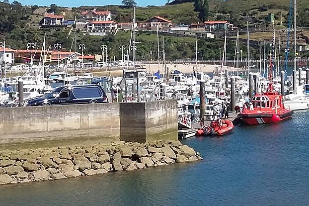 El coche fúnebre, en el puerto de Ribadesella. 