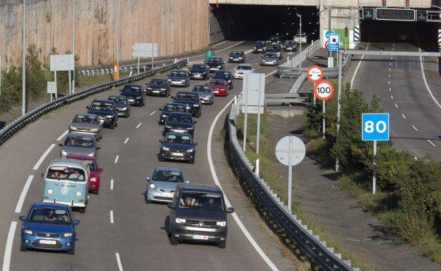 Circulación intensa a la salida del túnel de la ría de Villaviciosa, en sentido a Oviedo. 