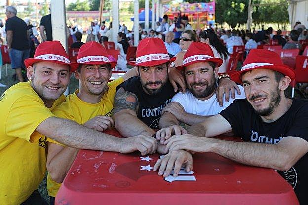  Contrueces. La venta de sombreros para la investigación contra el cáncer continúa siendo un éxito y no es difícil encontrar grupos de amigos luciendo estos gorros rojos que, además de protegerles del sol, también ponen una nota de color en el prau de las fiestas del barrio. Terminarán hoy con el reparto del bollu, una exhibición de la Guardia Civil y una verbena con la orquesta Super Hollywood.