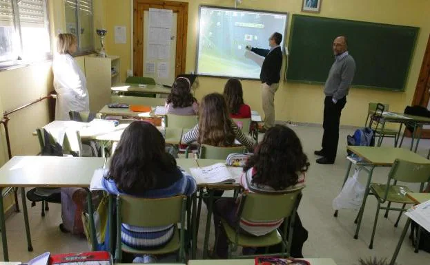 Un grupo de niños atiende a las explicaciones del profesor en una imagen de archivo. 