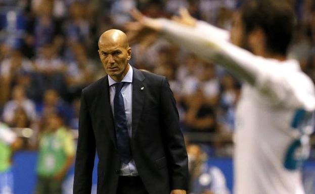 Zidane, con gesto serio durante el partido. 