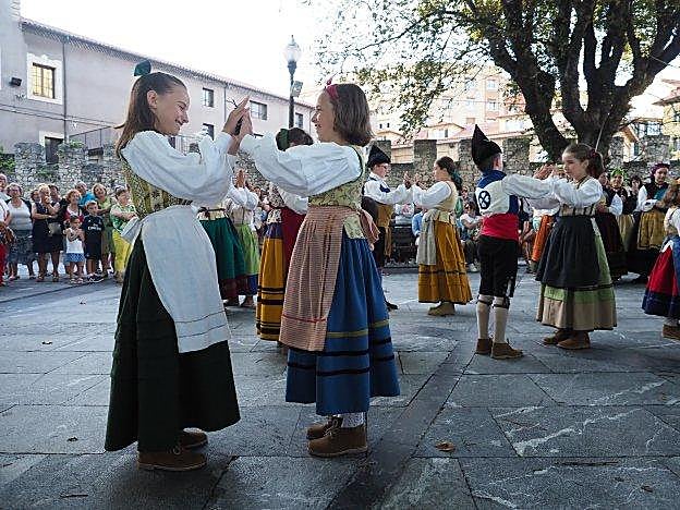 El grupo Trebeyu, en plena actuación en el Campo Valdés. 