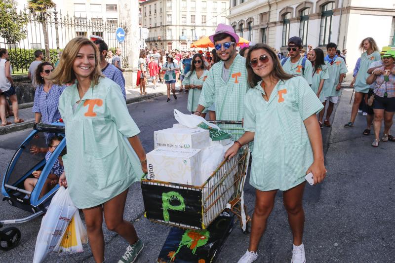 Miles de personas se han congregado en el campo de la fiesta para festejar San Timoteo. La popular cita luarquesa comenzó en el centro de la villa, donde se dieron cita los romeros para caminar juntos hasta la capilla.