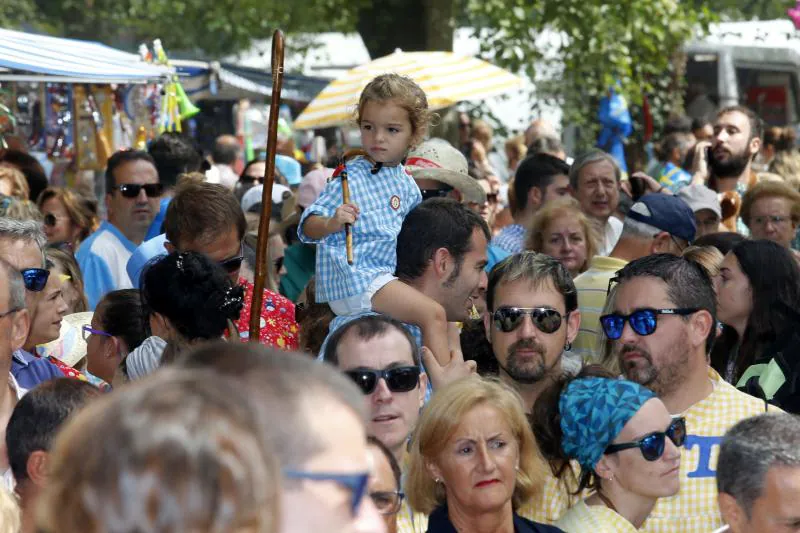 Miles de personas se han congregado en el campo de la fiesta para festejar San Timoteo. La popular cita luarquesa comenzó en el centro de la villa, donde se dieron cita los romeros para caminar juntos hasta la capilla.