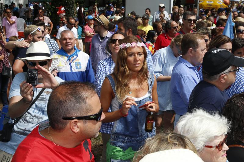 Miles de personas se han congregado en el campo de la fiesta para festejar San Timoteo. La popular cita luarquesa comenzó en el centro de la villa, donde se dieron cita los romeros para caminar juntos hasta la capilla.