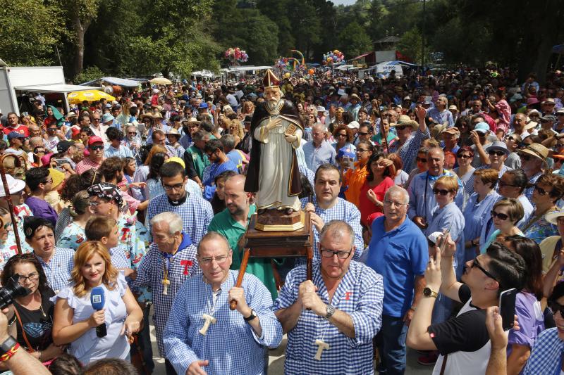 Miles de personas se han congregado en el campo de la fiesta para festejar San Timoteo. La popular cita luarquesa comenzó en el centro de la villa, donde se dieron cita los romeros para caminar juntos hasta la capilla.