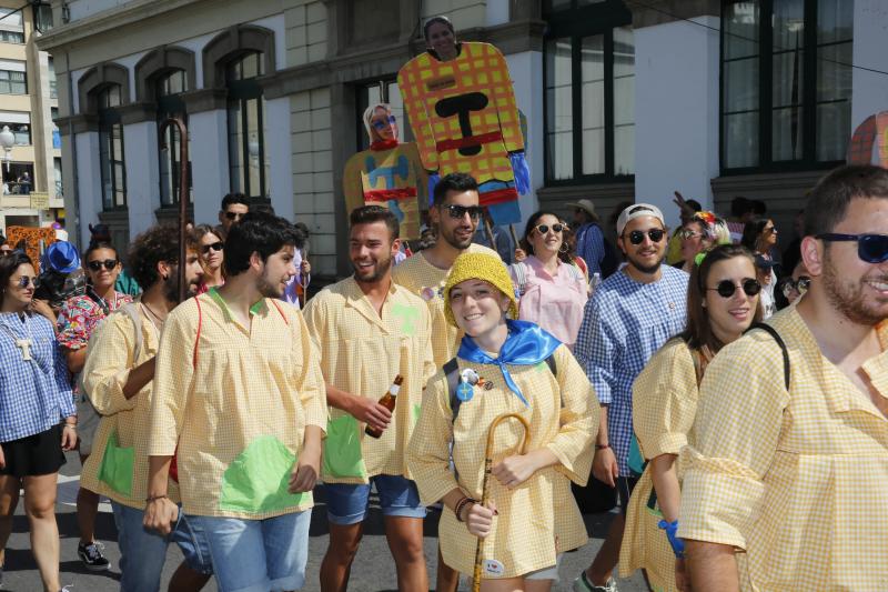 Miles de personas se han congregado en el campo de la fiesta para festejar San Timoteo. La popular cita luarquesa comenzó en el centro de la villa, donde se dieron cita los romeros para caminar juntos hasta la capilla.