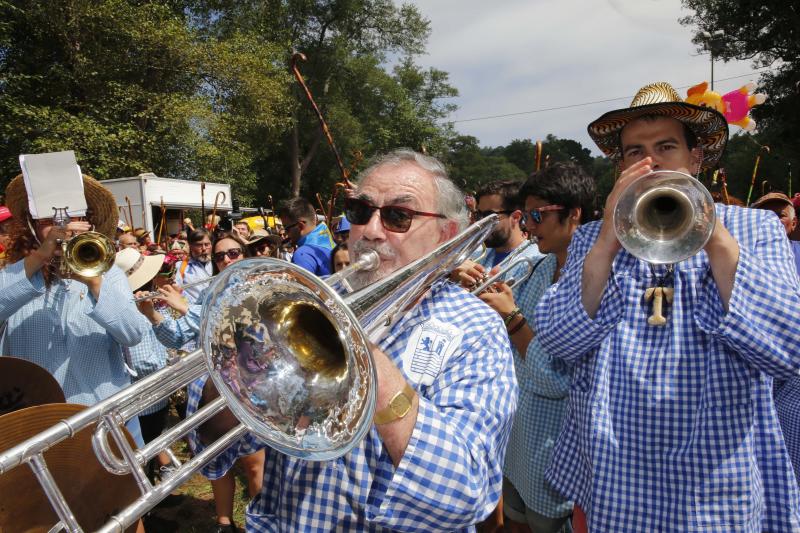 Miles de personas se han congregado en el campo de la fiesta para festejar San Timoteo. La popular cita luarquesa comenzó en el centro de la villa, donde se dieron cita los romeros para caminar juntos hasta la capilla.