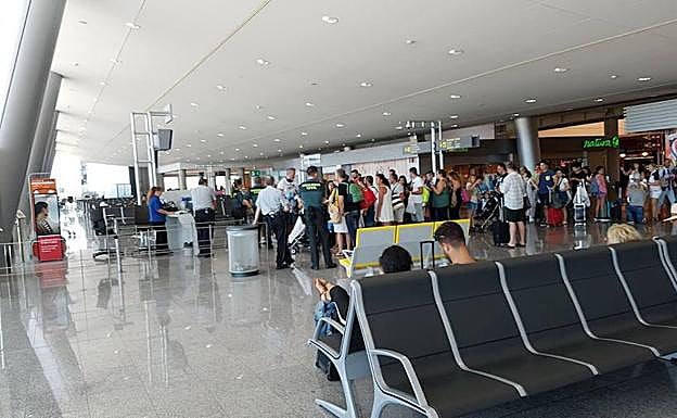 Los momentos de tensión vividos en el aeropuerto balear obligaron a la Guardia Civil a personarse ante la puerta de embarque.