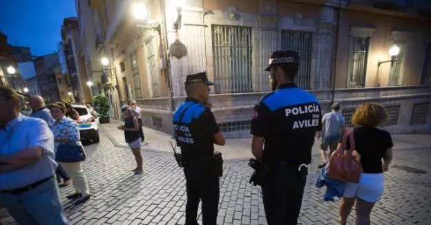 Dos agentes de la Policía Local de Avilés vigilan la celebración de un concierto en Camposagrado. 