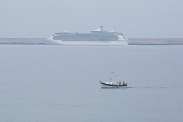 El 'Navigator of the Sea', atracado ayer en El Musel con más de 3.000 pasajeros. 