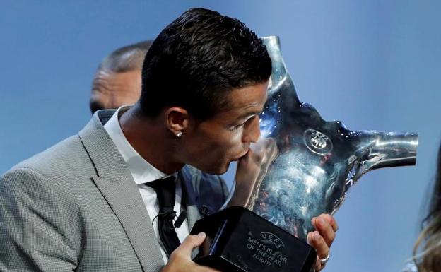 Cristiano Ronaldo, con el trofeo de mejor jugador de la UEFA.
