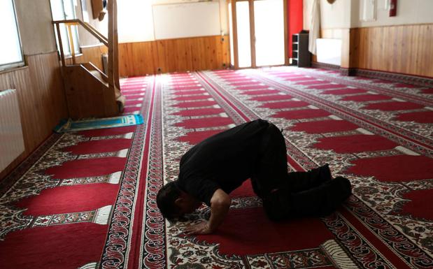 Un hombre reza en la mezquita de Ripoll. 