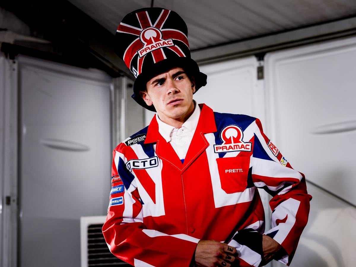 Scott Redding bromea con un original gorro con los colores de la bandera británica.