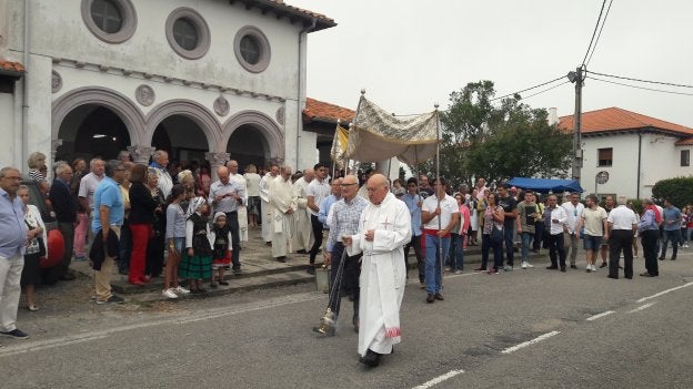La procesión sale de la iglesia, ante la mirada de numerosos asistentes. 