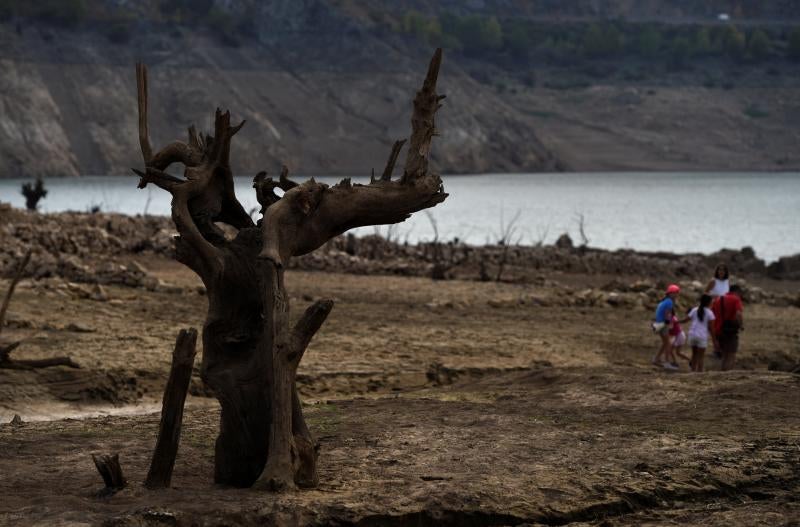 El embalse de Barrios de Luna, sin agua