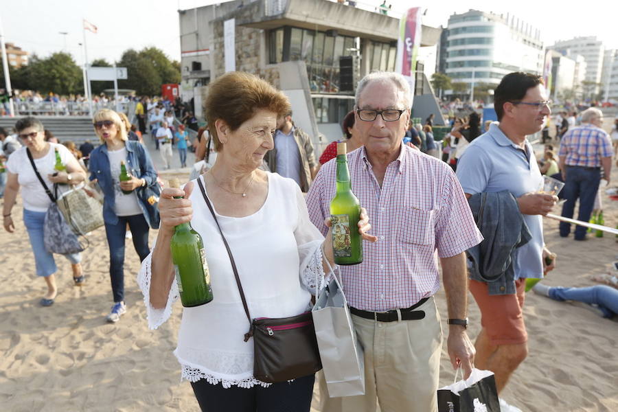 ¿Estuviste en el récord de escanciado simultáneo de 2017? ¡Búscate! (8)