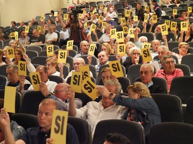 Una de las votaciones, con gran abundancia de apoyos a la ratificación de los acuerdos que fueron anulados. 