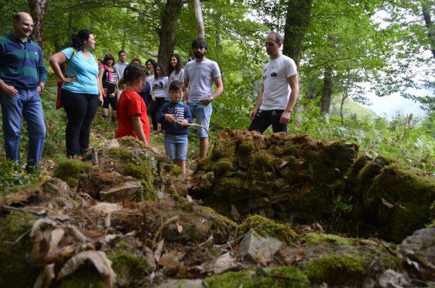 Los visitantes observan una corripia en Moal. :: B. G. H.