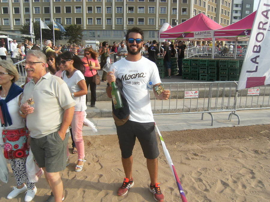 ¿Estuviste en el récord de escanciado simultáneo de 2017? ¡Búscate! (5)