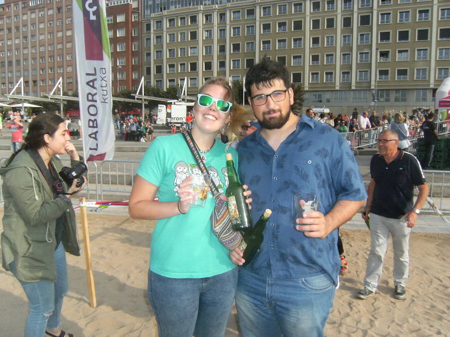 ¿Estuviste en el récord de escanciado simultáneo de 2017? ¡Búscate! (5)