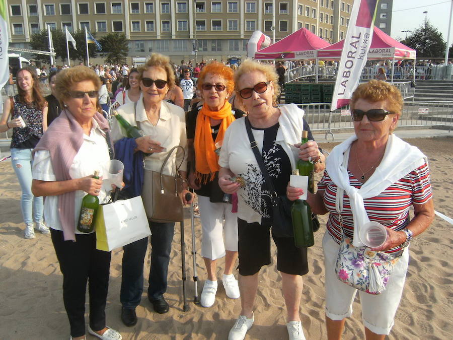 ¿Estuviste en el récord de escanciado simultáneo de 2017? ¡Búscate! (5)