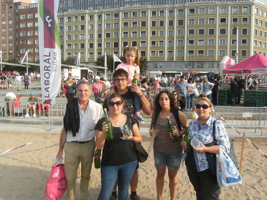 ¿Estuviste en el récord de escanciado simultáneo de 2017? ¡Búscate! (5)