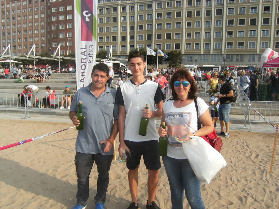 ¿Estuviste en el récord de escanciado simultáneo de 2017? ¡Búscate! (5)