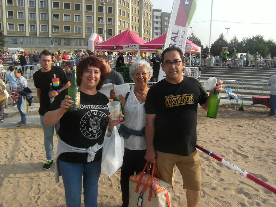 ¿Estuviste en el récord de escanciado simultáneo de 2017? ¡Búscate! (5)