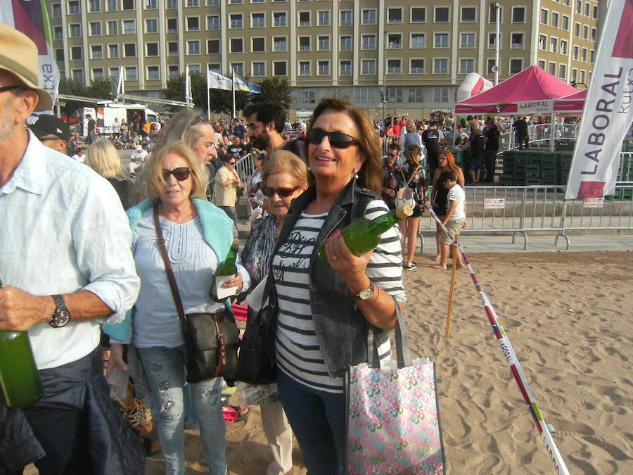 ¿Estuviste en el récord de escanciado simultáneo de 2017? ¡Búscate! (5)