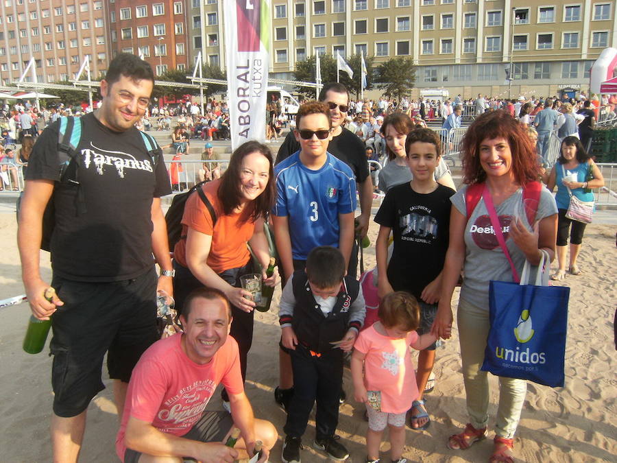 ¿Estuviste en el récord de escanciado simultáneo de 2017? ¡Búscate! (5)