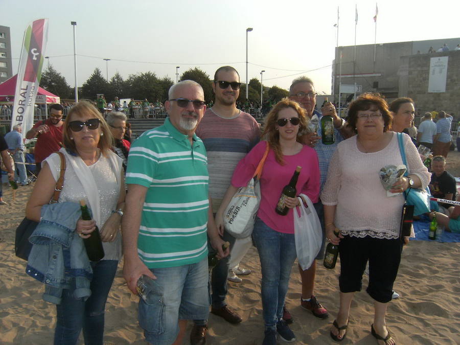 ¿Estuviste en el récord de escanciado simultáneo de 2017? ¡Búscate! (5)