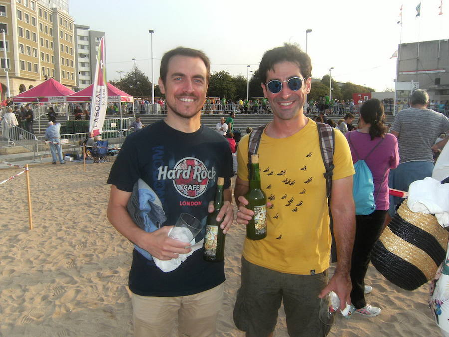 ¿Estuviste en el récord de escanciado simultáneo de 2017? ¡Búscate! (5)