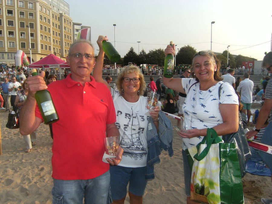 ¿Estuviste en el récord de escanciado simultáneo de 2017? ¡Búscate! (5)